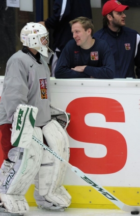Brankář Martin Prusek (uprostřed) na tréninku české reprezentace.