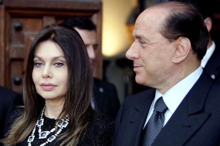 Skřípe to už roky. Berlusconi s manželkou. 