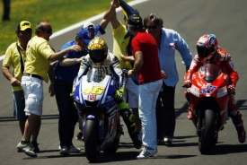 Valentino Rossi (na motorce vlevo).