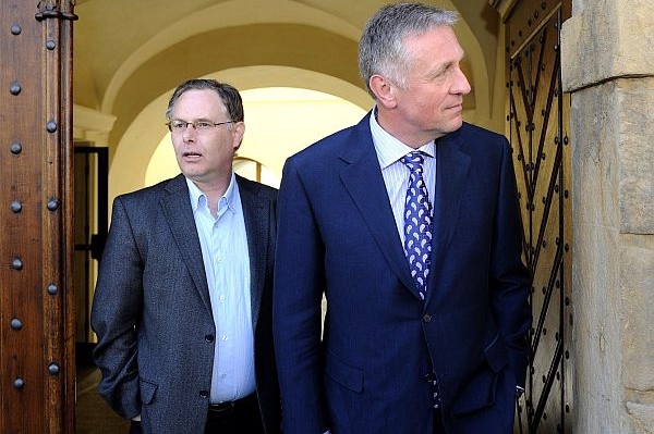 Mirek Topolánek v Hrzánském paláci. Za ním mluvčí Prorok.