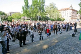 V pražském Karlíně zahájili Romové demonstraci modlitbou.