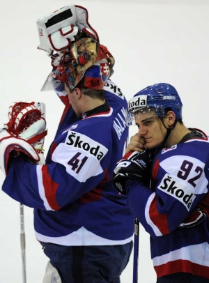 Hokejist&eacute; Slovenska po prohře 0:8 s Českem.