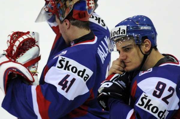 Hokejisté Slovenska po prohře 0:8 s Českem. Hokejisté Slovenska po prohře 0:8 s Českem.