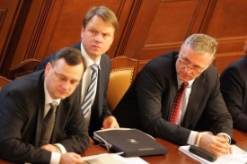 Vláda zvýšila mzdy ve veřejném sektoru a vojákům a duchovním.