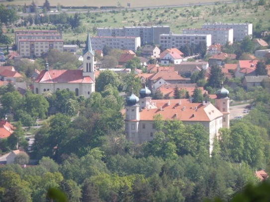 Mníšek shora.