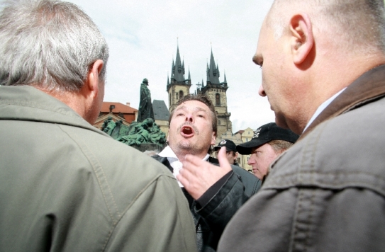 Vyrušujícího muže (na snímku) identifikoval Bém jako taxikáře Ponerta.