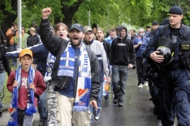 Baníkovci pochodují Prahou za asistence policie.