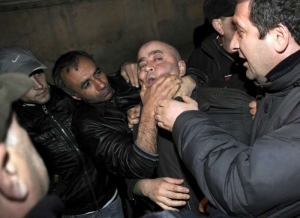 Demonstranti proti Saakašvilimu odhalili údajného špicla v civilu.