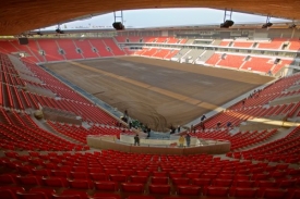 Takhle vypadal stadion před položením trávníku.