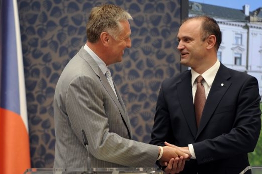 Topolánkův kabinet končí. Ministři si finančně výrazně pohorší.