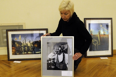 Romana Němečková ze Západočeského muzea připravuje exponáty.