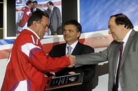 Jan Suchý (v červeném dresu) při slavnostním ceremoniálu. Jan Suchý (v červeném dresu) při slavnostním ceremoniálu.