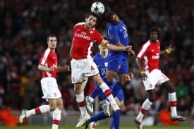 Fabregas z Arsenalu (vlevo) v hlavičkovém souboji s Andersonem.