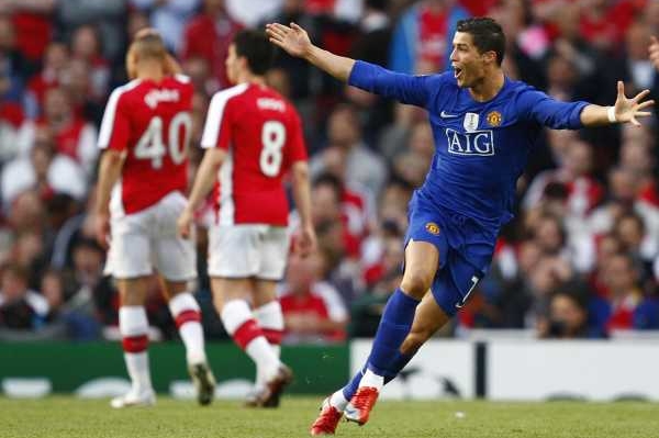 Cristiano Ronaldo z Manchesteru United slaví, hráči Arsenalu končí.