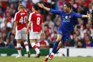 Cristiano Ronaldo z Manchesteru United slaví, hráči Arsenalu končí.