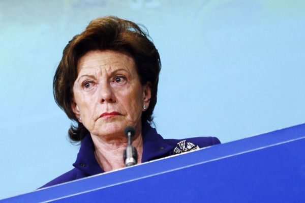 Eurokomisařka pro hospodářskou soutěž Neelie Kroesová. Eurokomisařka pro hospodářskou soutěž Neelie Kroesová.