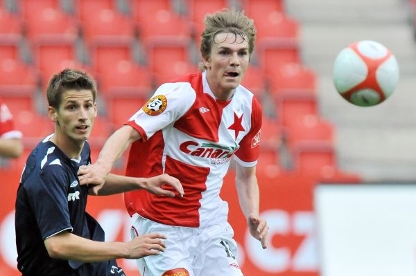 Tomáš Kazár ze Slovácka v souboji se slávistickým Milanem Černým.