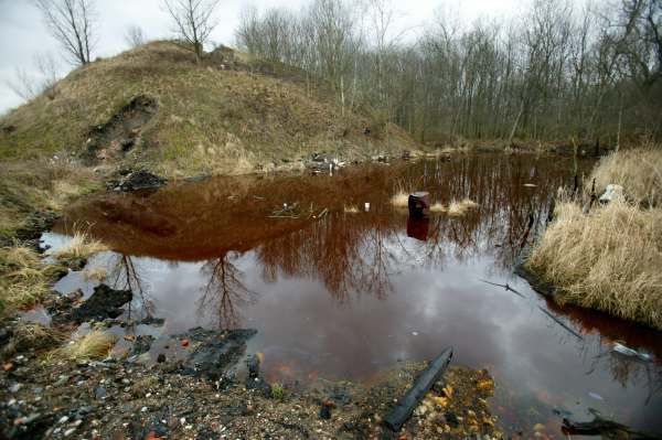 Nová vláda prověří tendr na odstranění ekologických škod.