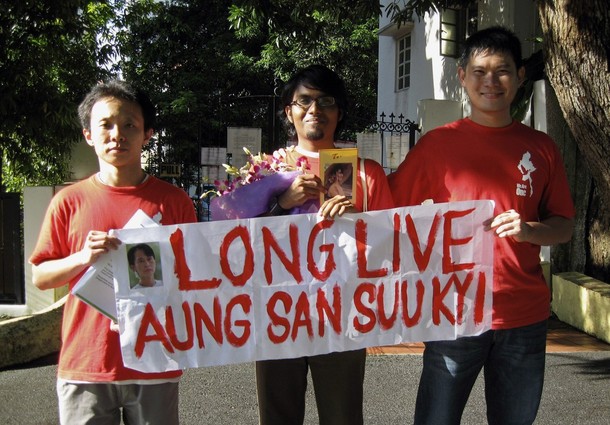 Demonstranti u barmské ambasády v Singapuru.