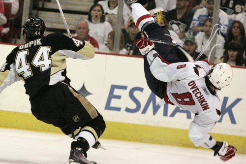 Brooks Orpik (vlevo) sráží útočníka Alexandra Ovečkina z Washingtonu.