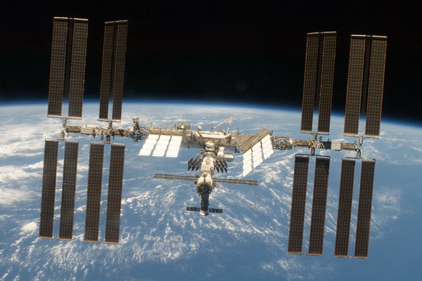 Kvůli početnější posádce už na ISS nebudou létat vesmírní turisté.