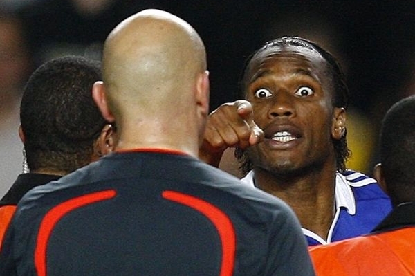Nepříčetný Dider Drogba. 