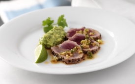 Guacamole chutná skvěle s grilovaným hovězím i s tuňákem.