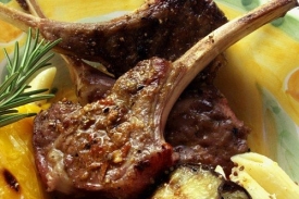 Výborná jsou také na grilu připravená jehněčí žebírka.
