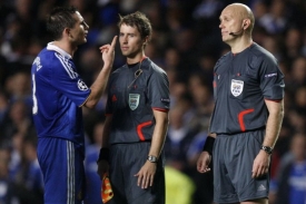 Frank Lampard si cosi vysvětluje s rozhodčím Övreböem (vpravo).