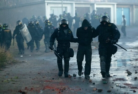 Loňskou demonstraci v Janově odneslo zraněním hned několik policistů.