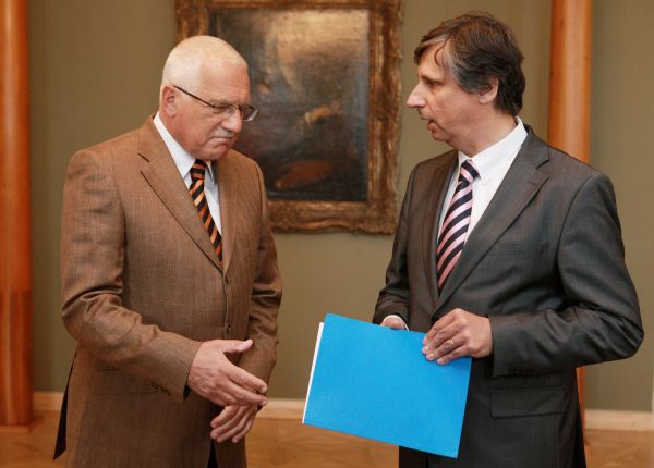 Jména nových ministrů představil Fischer Klausovi ve středu. 