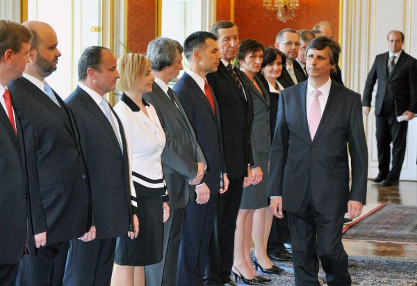 Jan Fischer přichází na jmenování své vlády.