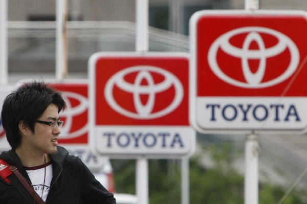 Toyota měla ve čtvrtletí ztrátu téměř sedm miliard dolarů. 
