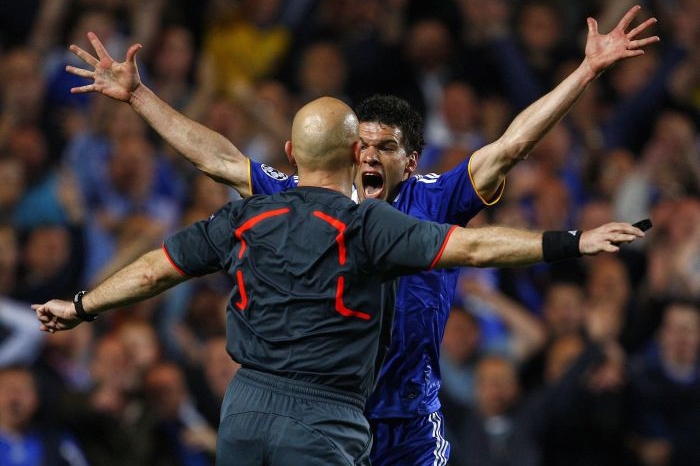 Michael Ballack a rozhodčí Övrebö v utkání semifinále Ligy mistrů. Michael Ballack a rozhodčí Övrebö v utkání semifinále Ligy mistrů.