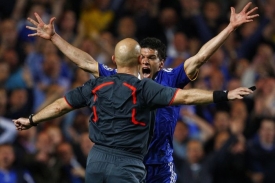 Michael Ballack a rozhodč&iacute; &Ouml;vreb&ouml; v utk&aacute;n&iacute; semifin&aacute;le Ligy mistrů.