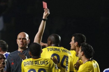 Hráči Barcelony spílají norskému sudímu. Hráči Barcelony spílají norskému sudímu.
