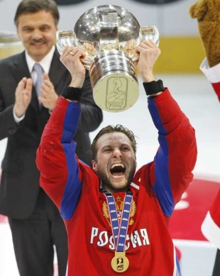 Kapitán hokejistů Ruska Morozov s trofejí pro mistry světa.