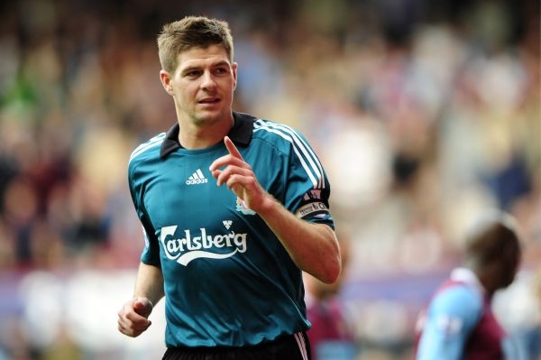 Steven Gerrard oslavuje vstřelení branky.