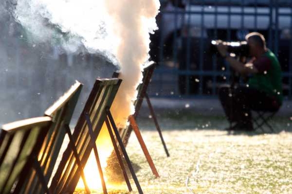 Chuligáni házeli na hřiště pyrotechniku, rozhodčí proto zápas ukončil.