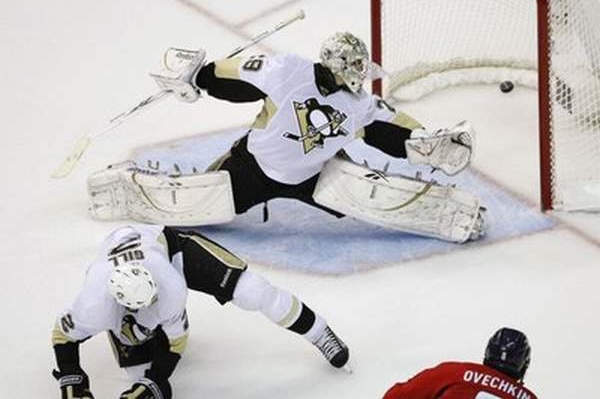 Ovechkin překonává brankáře Pittsburghu Fleuryho. Ovechkin překonává brankáře Pittsburghu Fleuryho.