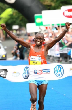 Keňský běžec Patrick Ivuti, vítěz Pražského maratonu.