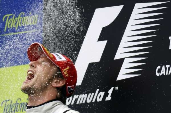 Brit Jenson Button slaví triumf ve Velké ceně Španělska.