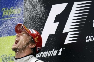 Brit Jenson Button slaví triumf ve Velké ceně Španělska.