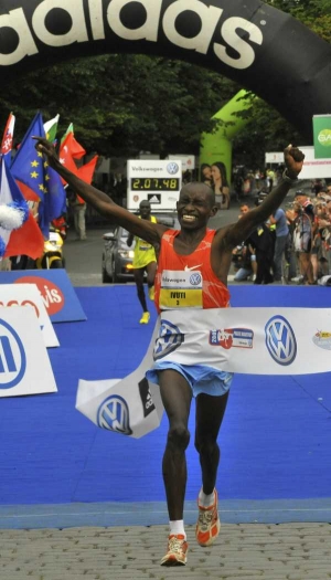 V&iacute;těz Pražsk&eacute;ho maratonu Keňan Patrik Ivuti.