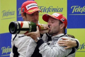 Parťáci z stáje Brawn GP. Jenson Button a Rubens Barrichello (vpravo).