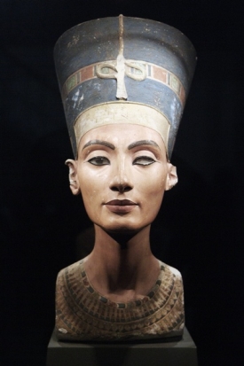 Nefertiti m&aacute; lev&eacute; oko jakoby slep&eacute;.