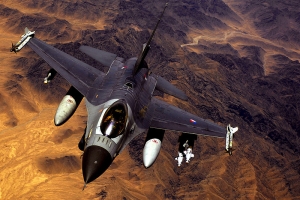 Stíhačka F-16 nad Afghánistánem.