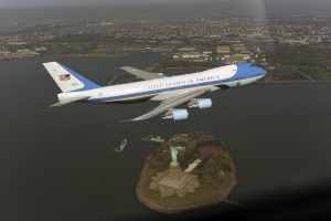 Air Force One přelétá nad Manhattanem.