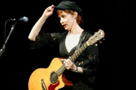 Suzanne Vega se vrac&iacute; do Česka.