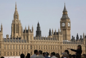 Londýnský parlament. Věří ještě Britové poslancům?